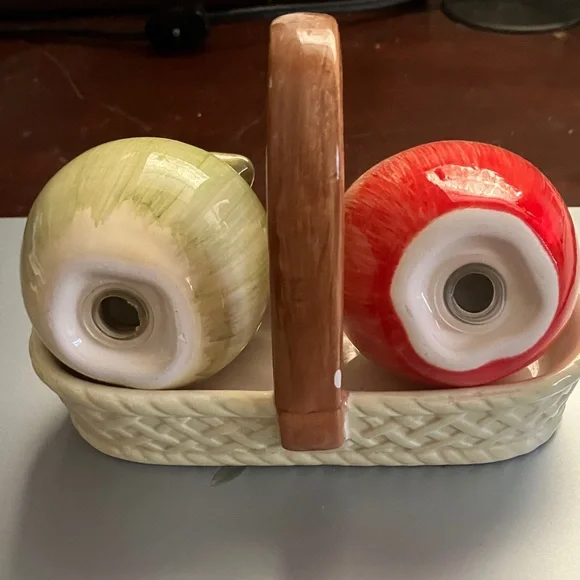 VTG Cracker Barrel Ceramic Salt/Pepper Apples in Basket Susan Winget Collection - Picture 4 of 7